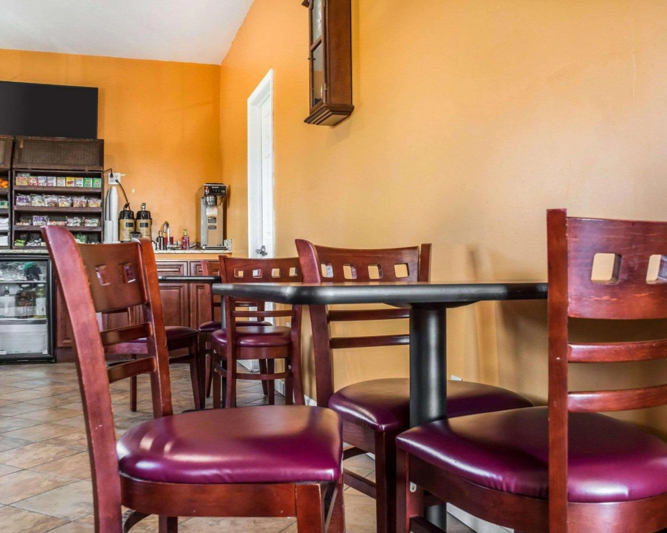Econo Lodge & Suites
