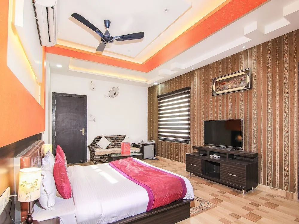 OYO 15422 Shiva Inn