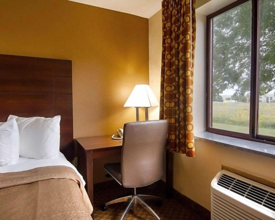 Super 8 by Wyndham Sturtevant Racine