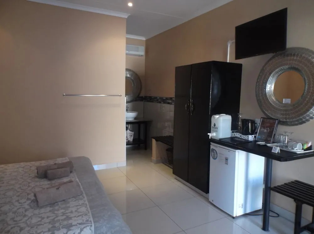 Old Mill Lodge, Seasonal Working Ostrich Farm & Restaurant, Oudtshoorn