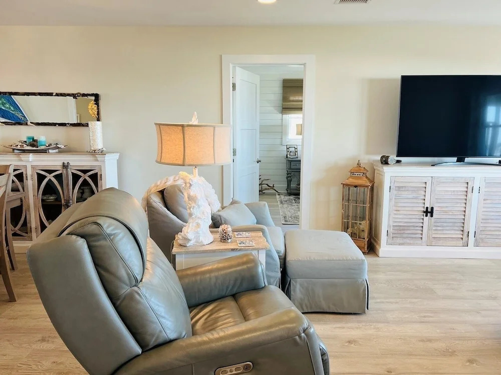 Salty Paradise 4 Bedroom Home by RedAwning