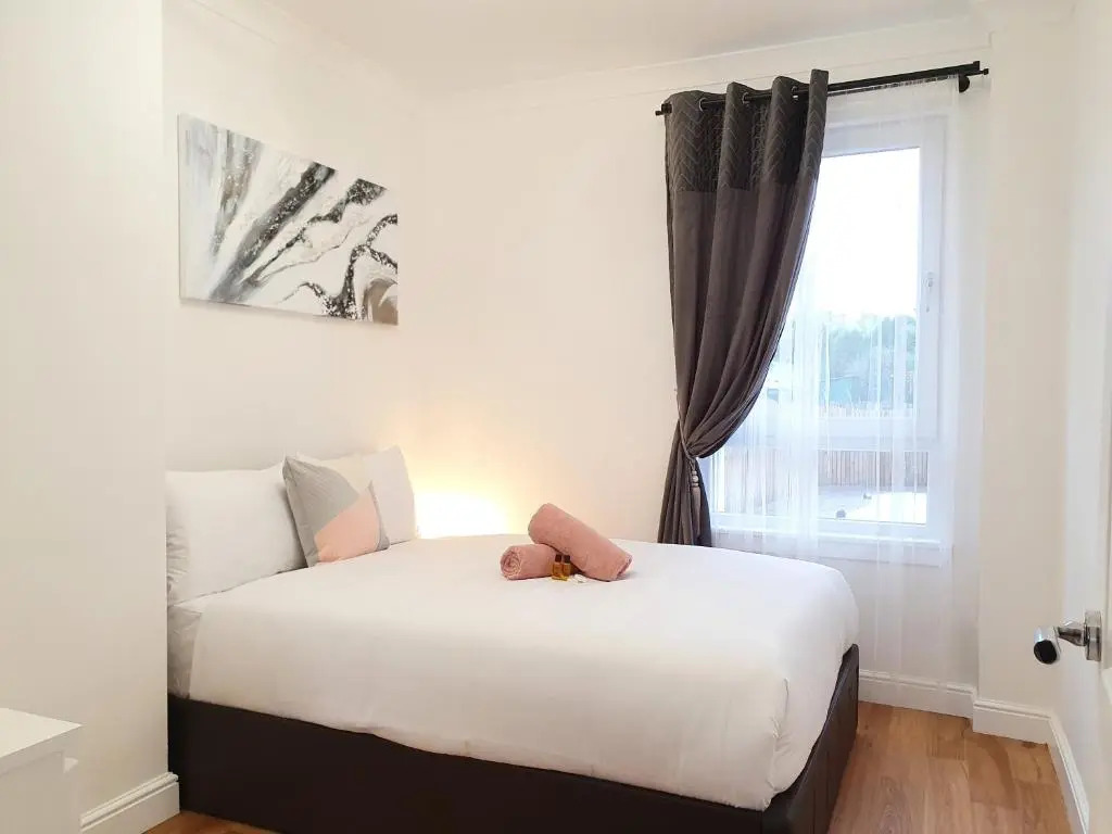 Glasgow Comfortable and Modern 3 Bedroom Mid Terraced Villa