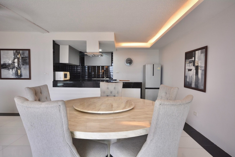 One-bedroom Sea-view Condo, 17th Floor Angket, Jomtien