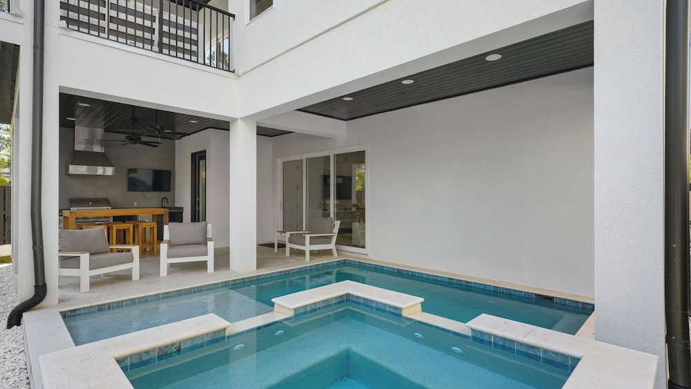 Sleeps 39 2 Luxe Homes w/ Free Golf Cart, Private Pool+spa 3 Blocks to Beach