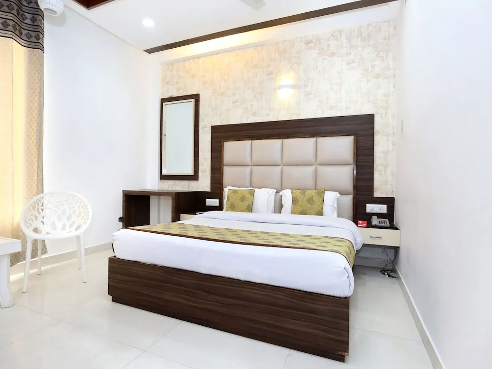 Oyo 11367 Hotel Yellow