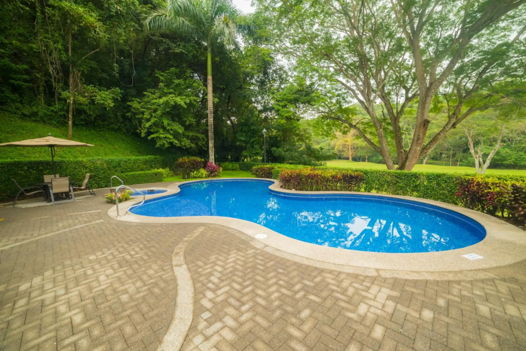 Nice ground floor 3 bedroom with golf view