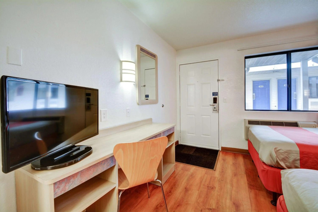 Motel 6-Southington, CT - Hartford