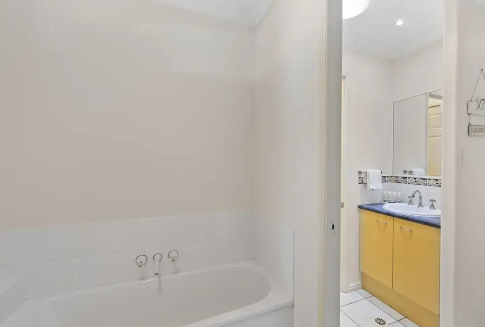 Spacious 4-bed Family Retreat With Pool