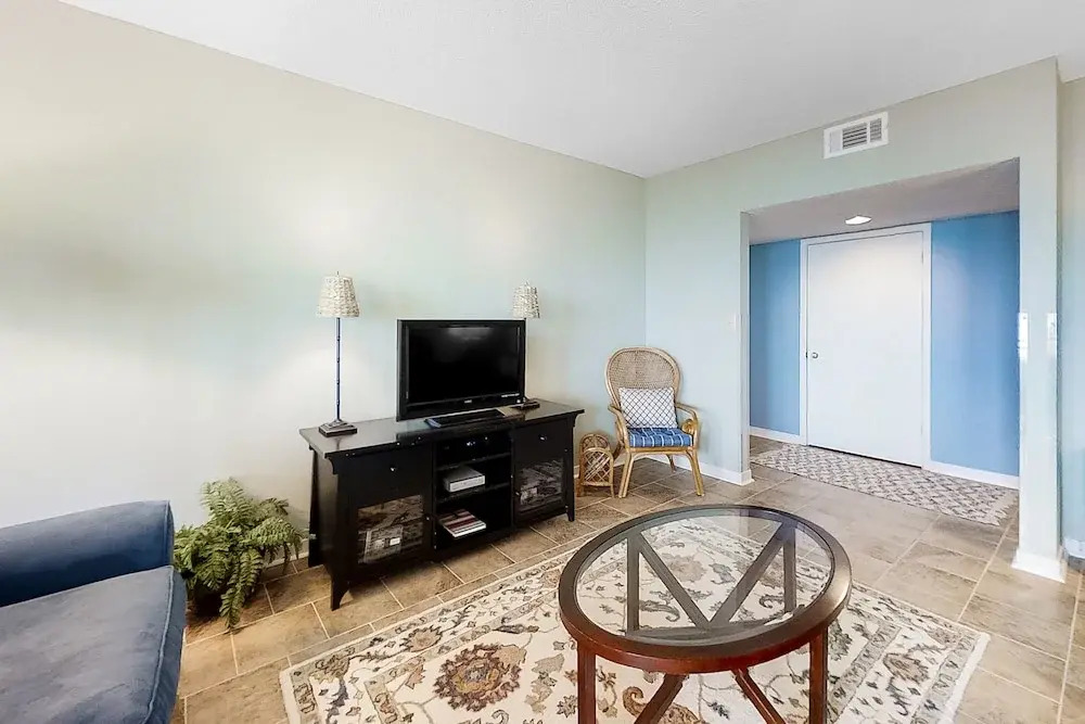 Oceanfront Condo With Large Balcony, Pool, Central AC & Views