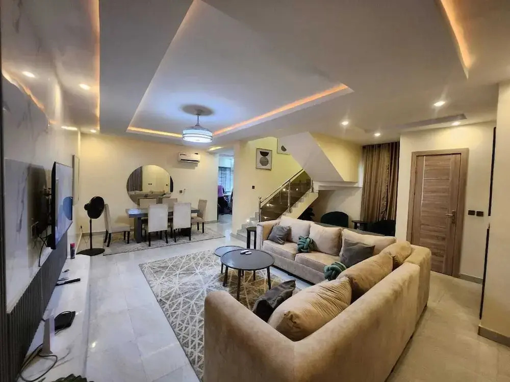 Charming 2- Bedroom Duplex