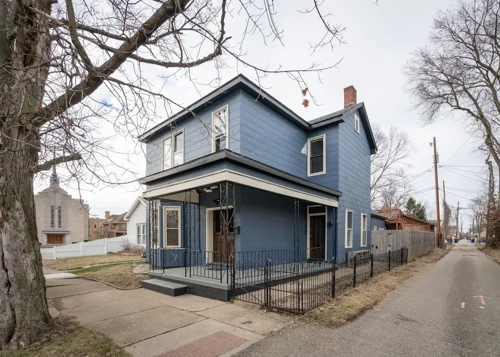 Jungle House Chillicothe Sleeps 24 Downtown Ohio Free Parking - Walk to Historic District - 5BR Luxury Home - Pet Friendly - King Beds - Over 5,800 Five Star Stays
