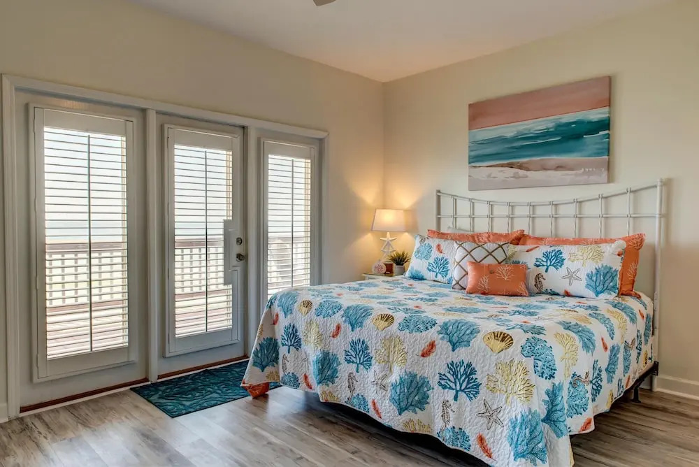 Dauphin Charm - 2237 Bienville