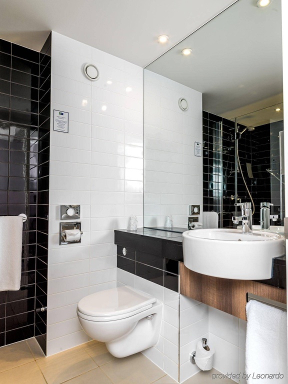 Holiday Inn Express London Gatwick - Crawley by IHG