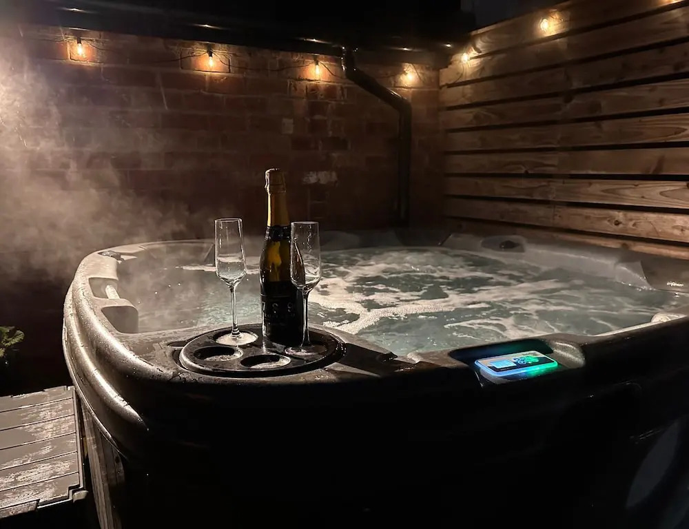 Luxury Lincoln Home - Sleeps 8 - Hot Tub - Pets