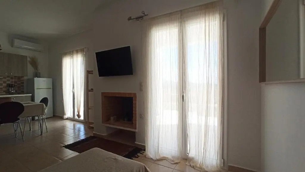 Family-size House in the fields of Naxos 2BR Queen, 2TV, 2WC