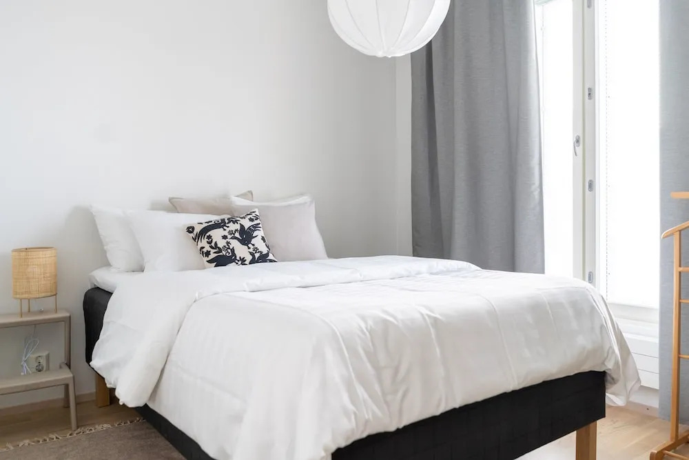 1br apartment with balcony by university