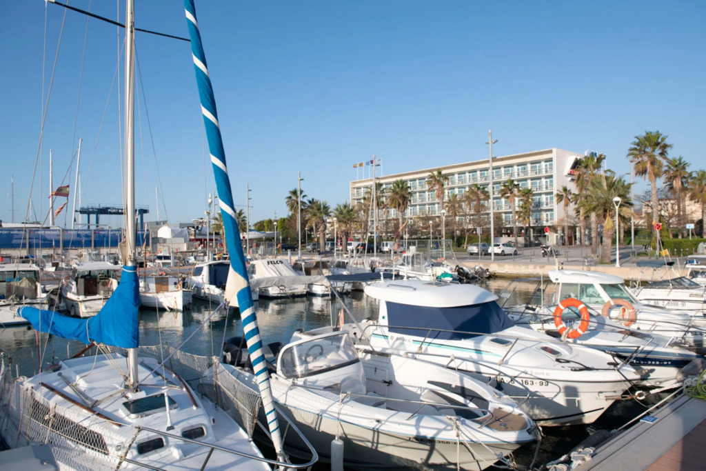 Отель Atenea Port Barcelona Mataro