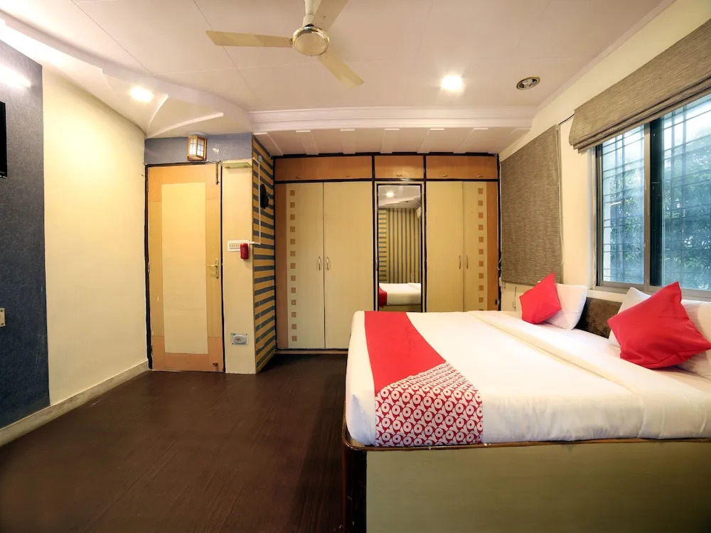 OYO 15211 Hotel Midas