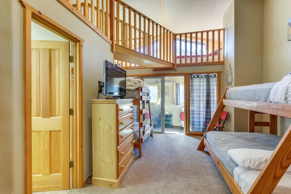 Stunning Red River Retreat Next to Ski Lift!