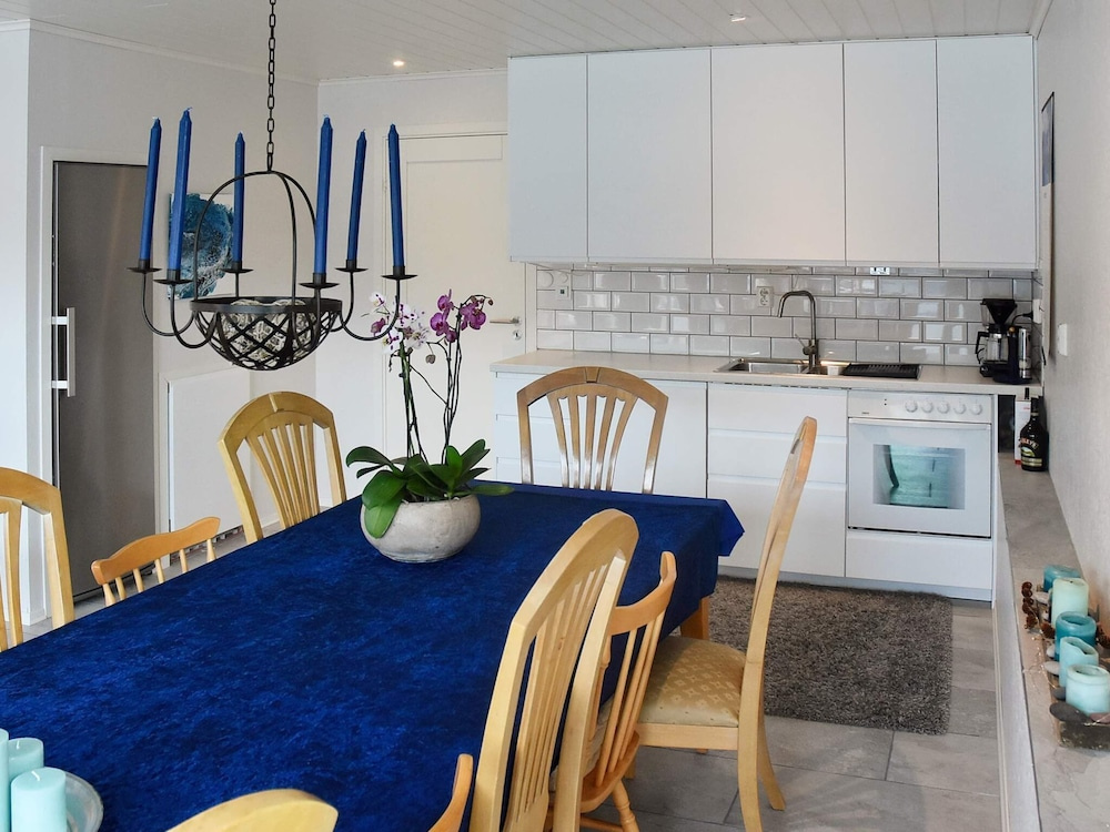 10 person holiday home in Brattvåg
