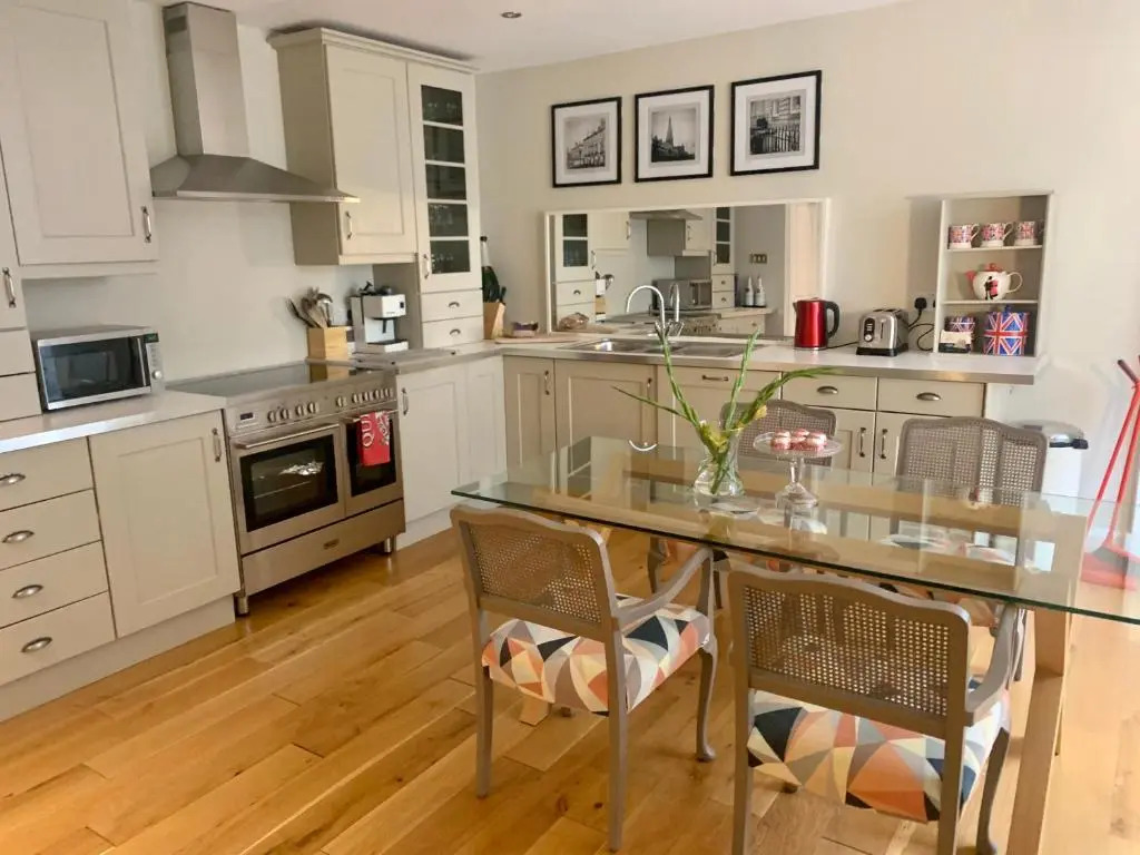 Contemporary Edinburgh 2B City Centre garden flat, close to Castle