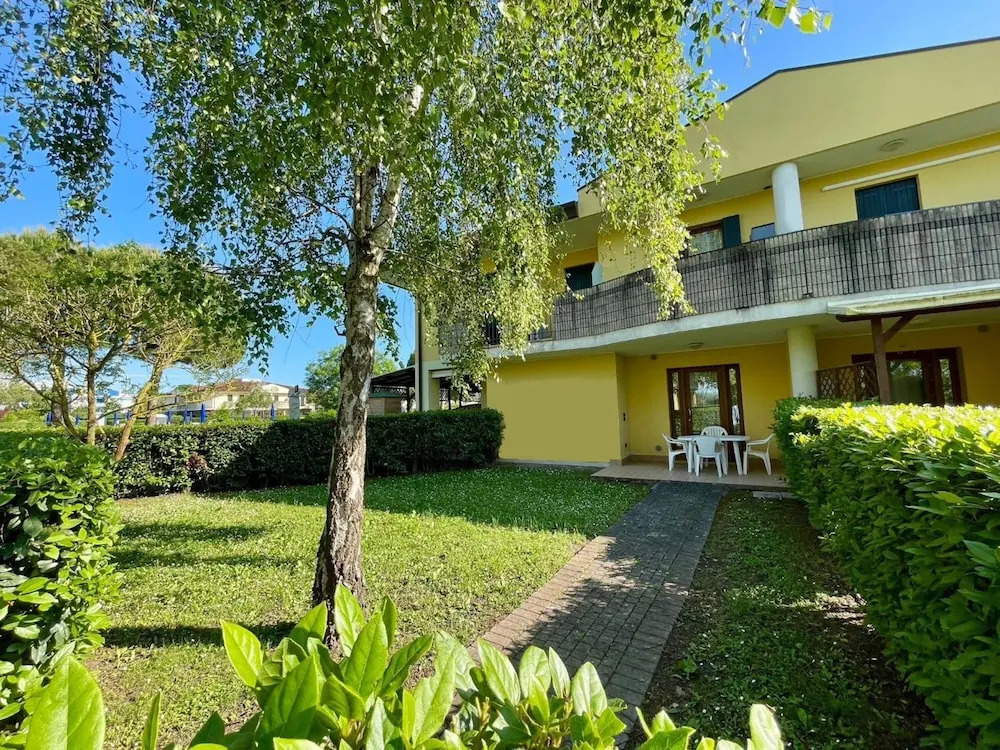 Holiday House With Pool and Garden