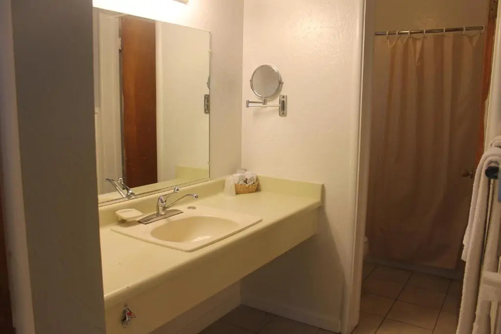 Golden Chain Motel