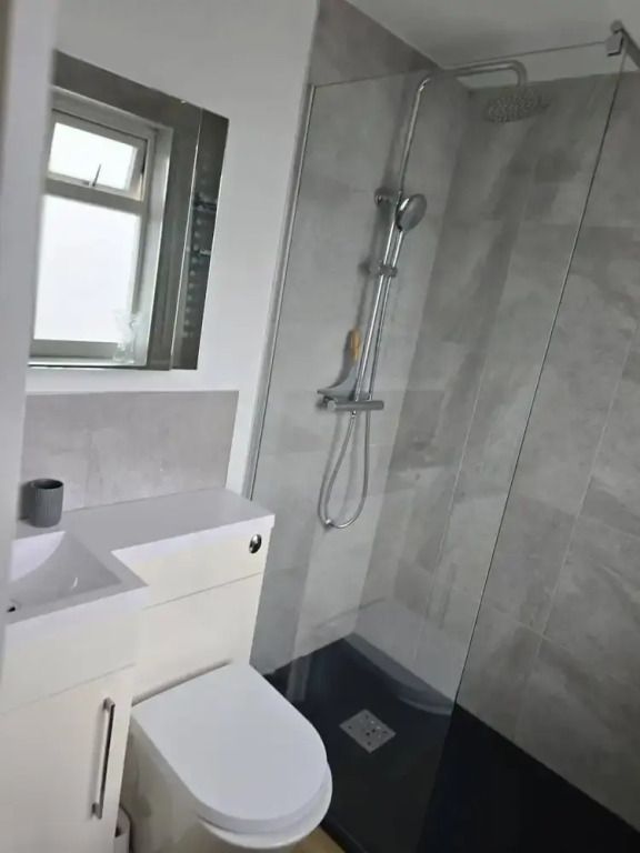 Spacious 4-bed House Close to LHR and London