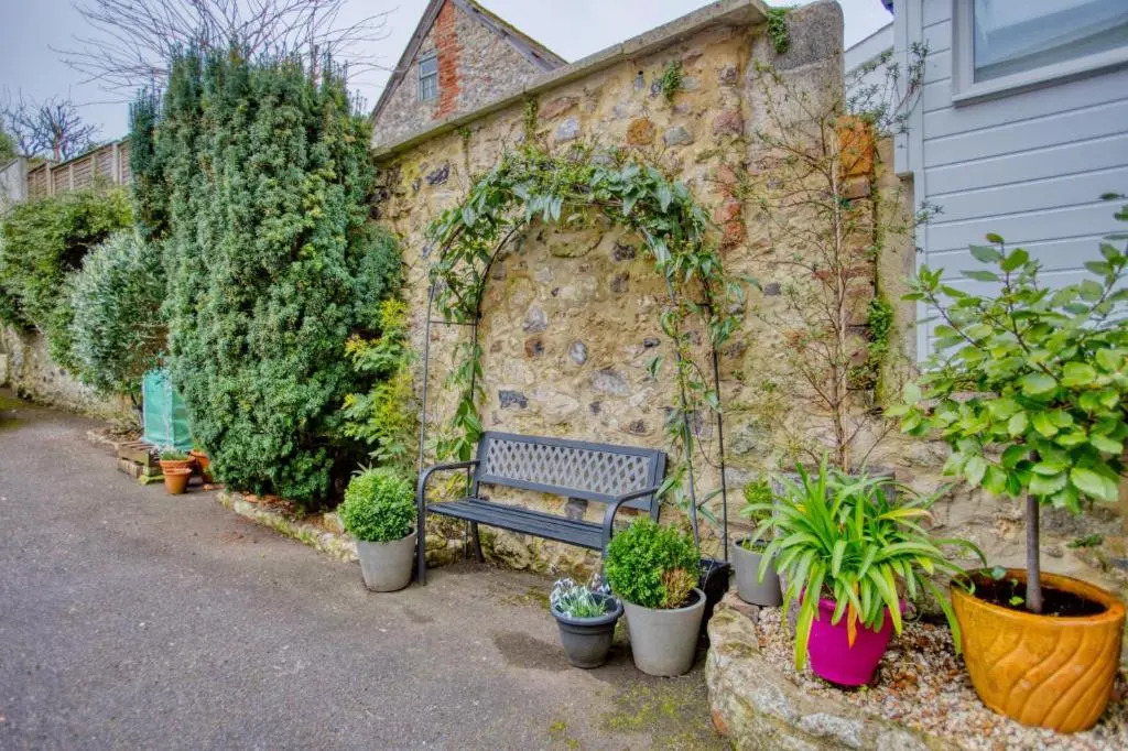 Fantastic 1BD Hideaway, 2 Minutes to the Sea