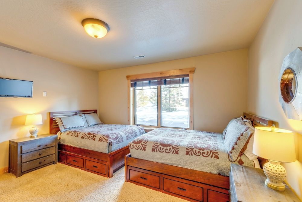 Ski-in/ski-out! Mtn-view Donnelly Home w/ Hot Tub