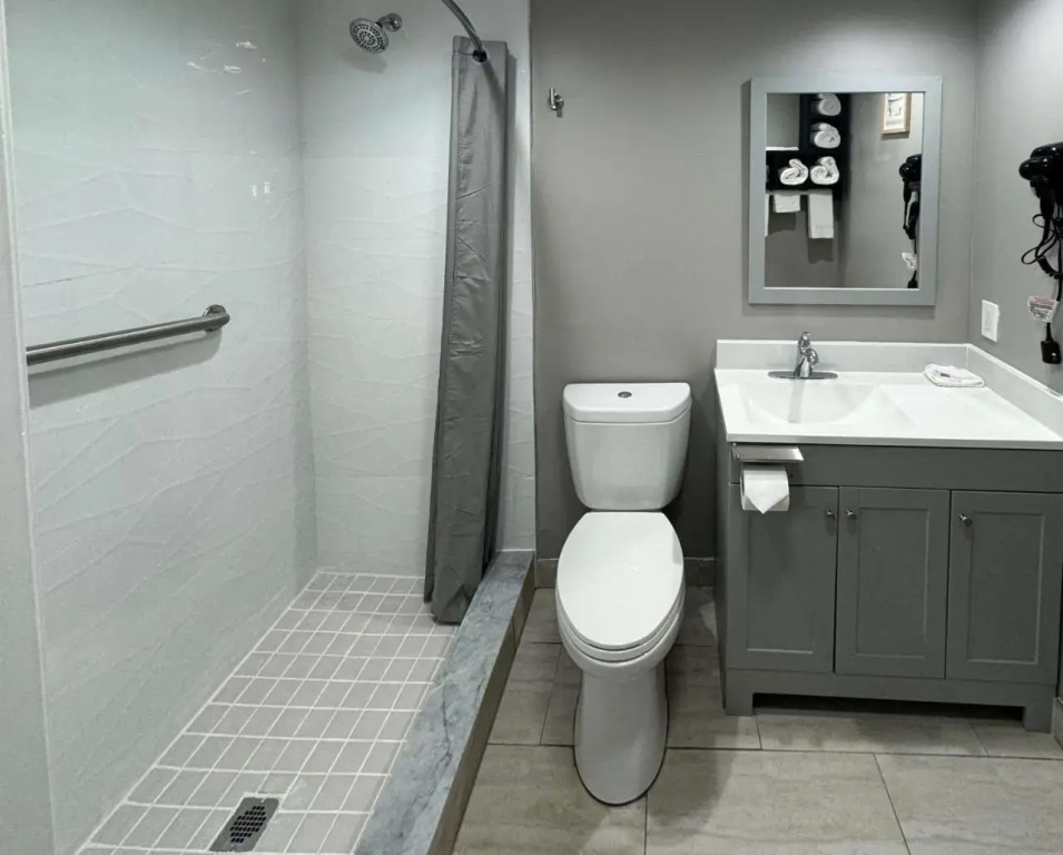 Englewood Inn & Suites