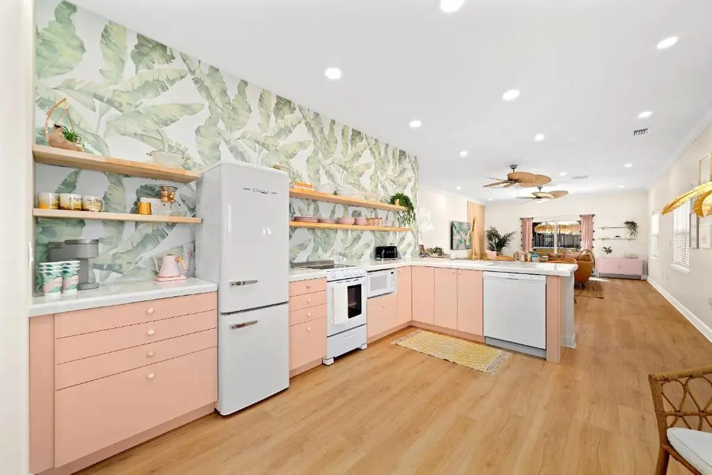 Luxury Villa, 2 Blocks from the Beach, Hot Tub