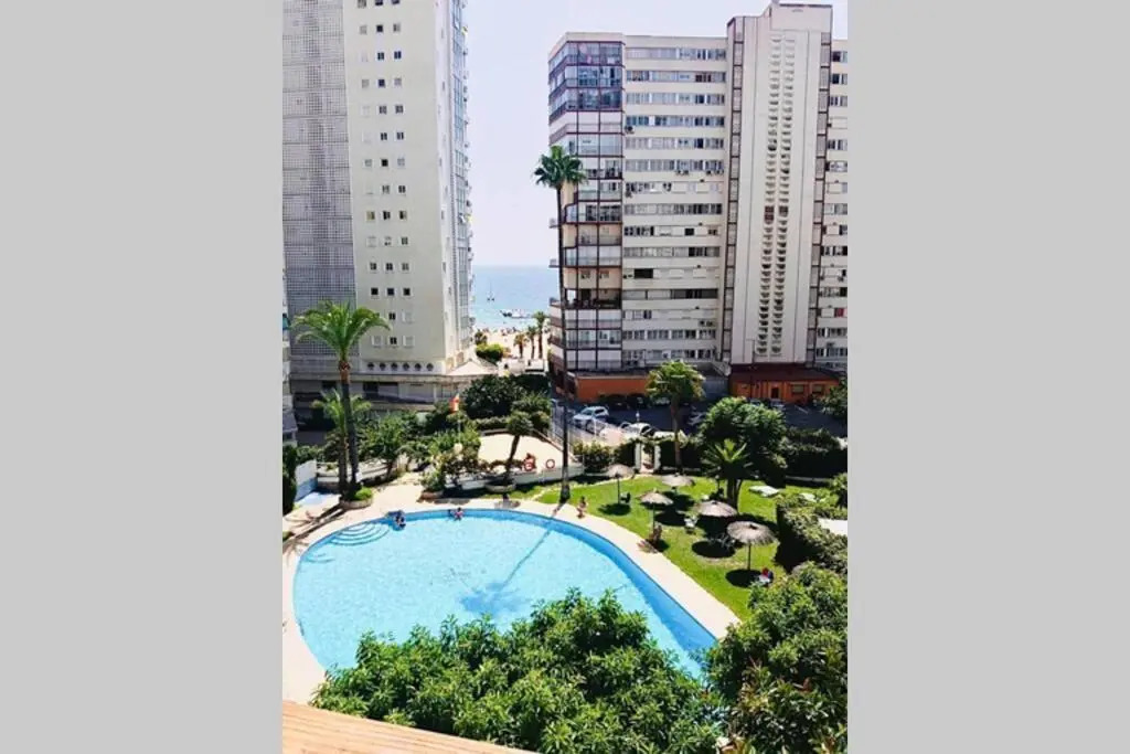 Apartamento Mediterraneo, muy centrico y comodo, soleado, con jardines y piscina, y andando a la playa, con garaje comunitario