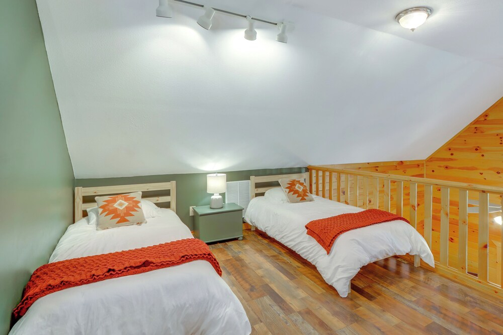 Peaceful Ellijay Cabin: Pool Access & Resort Perks