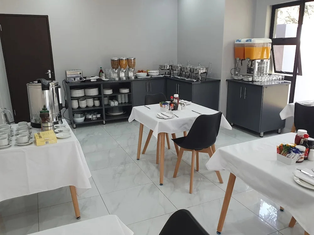La Orchard Hotel