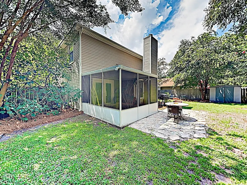 Quiet Near Beach & Charleston 3 Bedroom Home