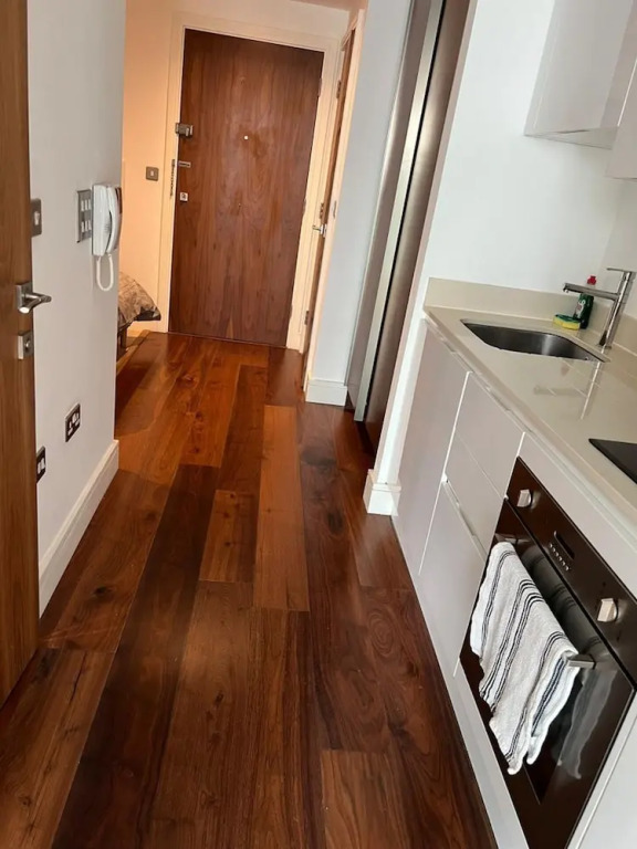 Studio Apartment w/ Balcony In Canary Wharf