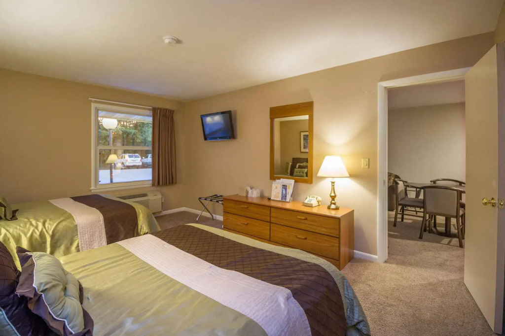 Terrace Bay Hotel - Lakefront