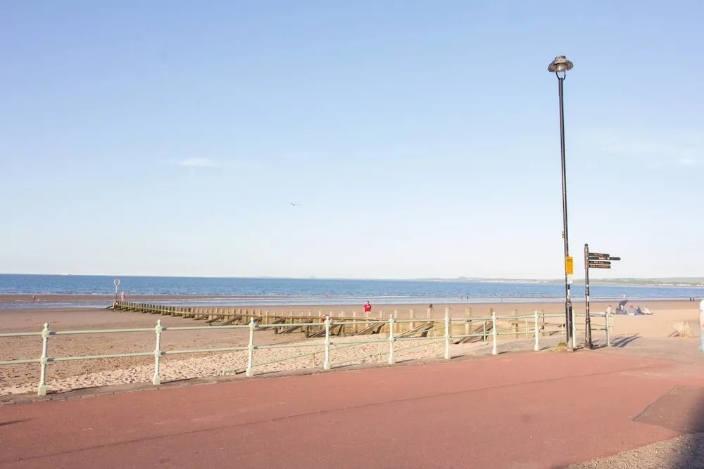 Beautiful & Private Apartment Seconds From Beach