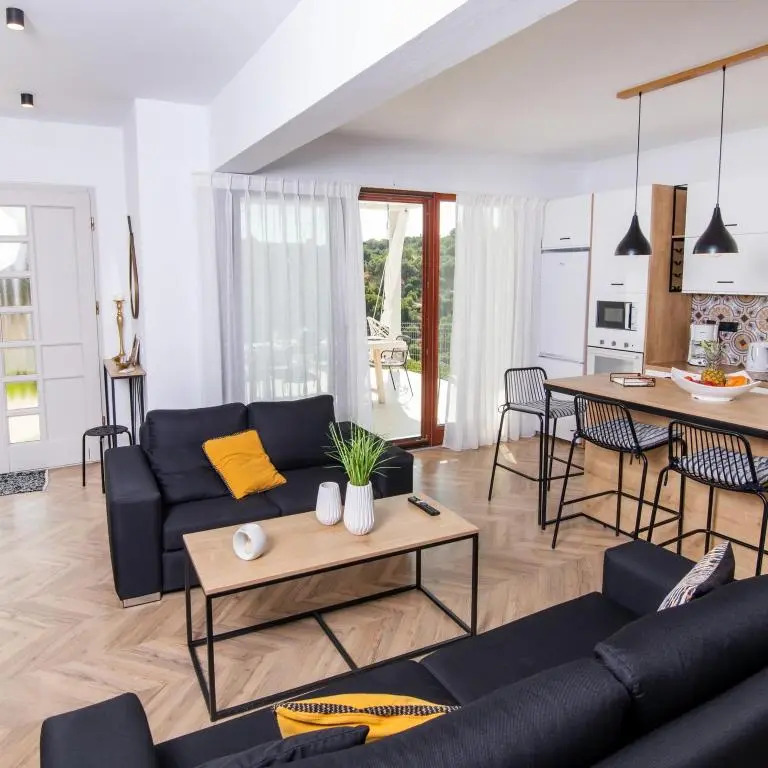 Elegant new villa,with pool,BBQ, ping pong table & gym facilities, just 2km from the town!