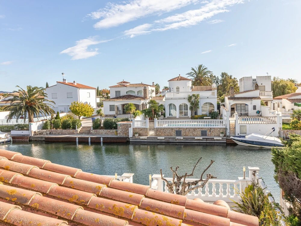 Charming Holiday Home in Empuriabrava With Pool