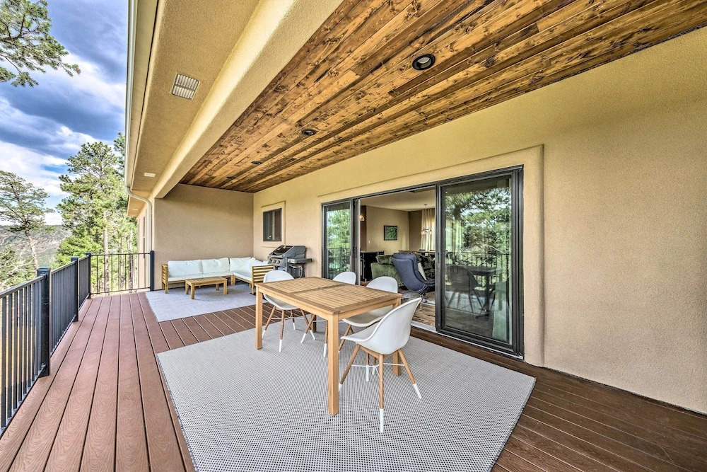 Modern Mtn Retreat, Walk to Lake & Trails!