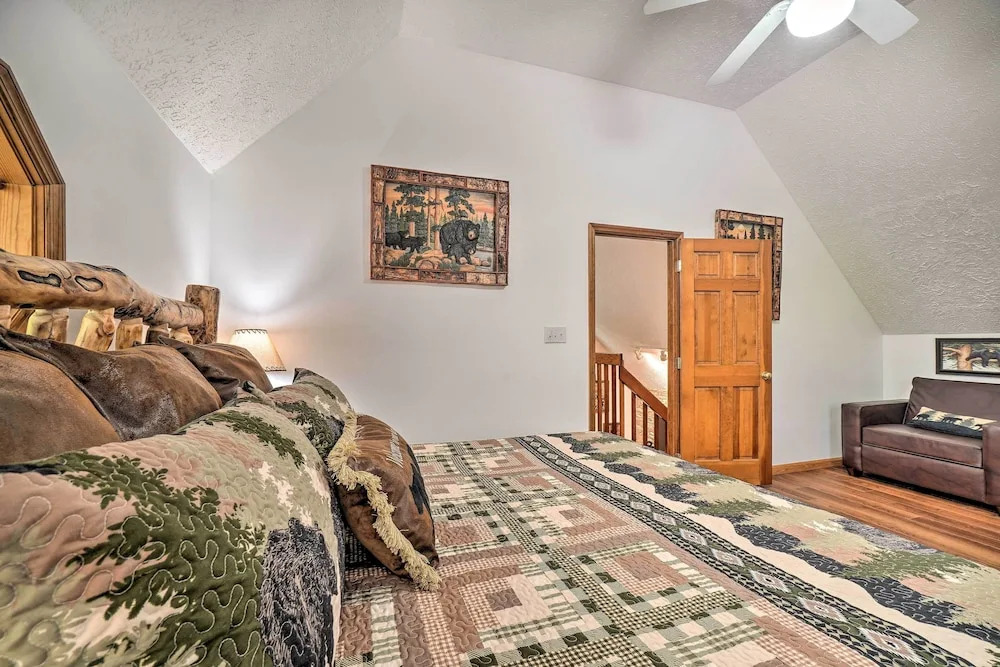 Picturesque Pigeon Forge Cabin w/ Mountain Views