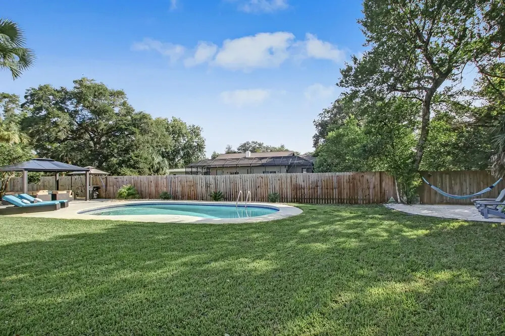 Private Pool Oasis, Walking Distance to the Beach