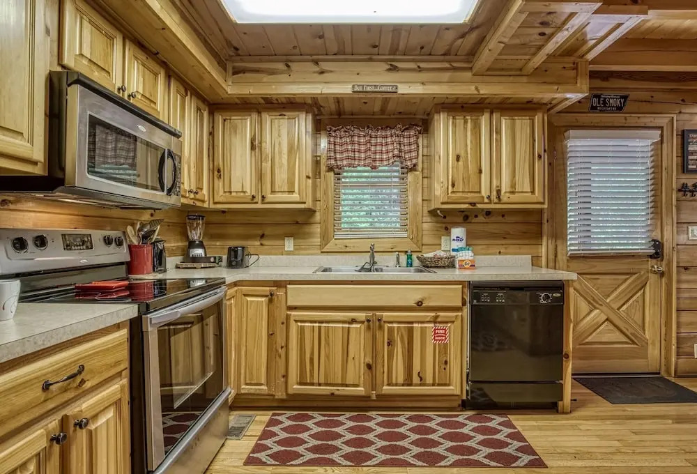 ERN834 - LAKESIDE GETAWAY - GREAT LOCATION! CLOSE TO ALL THE ACTION! cabin