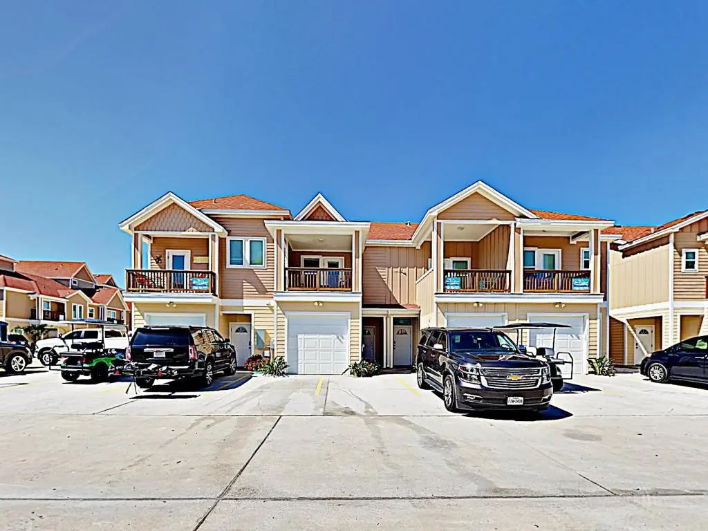 BC207 Beautifully Decorated Townhome, Heated Pool, 1 Minute to Beach
