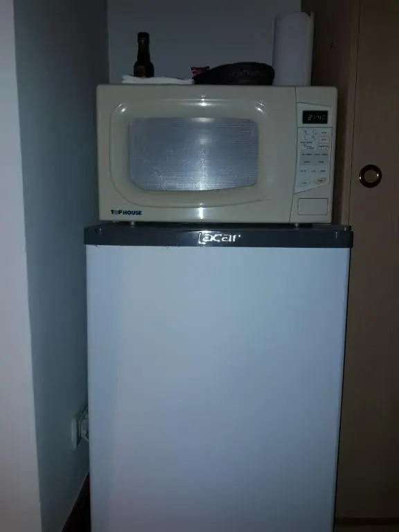 Monoambiente con baño privado y cocineta dentro de casa