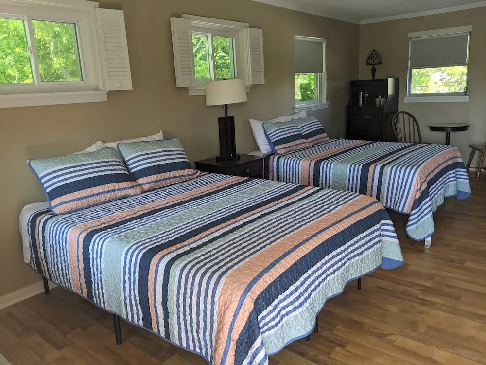 Riverboat Inn & Suites