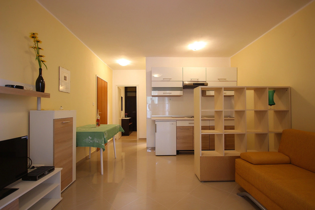 Apartment Dino - apartments with hot tub: A3 Novalja, Island Pag