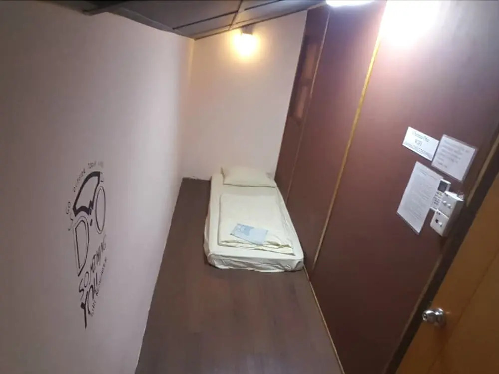 Chateau One - Hostel